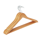 Juego de 4 perchas de madera.